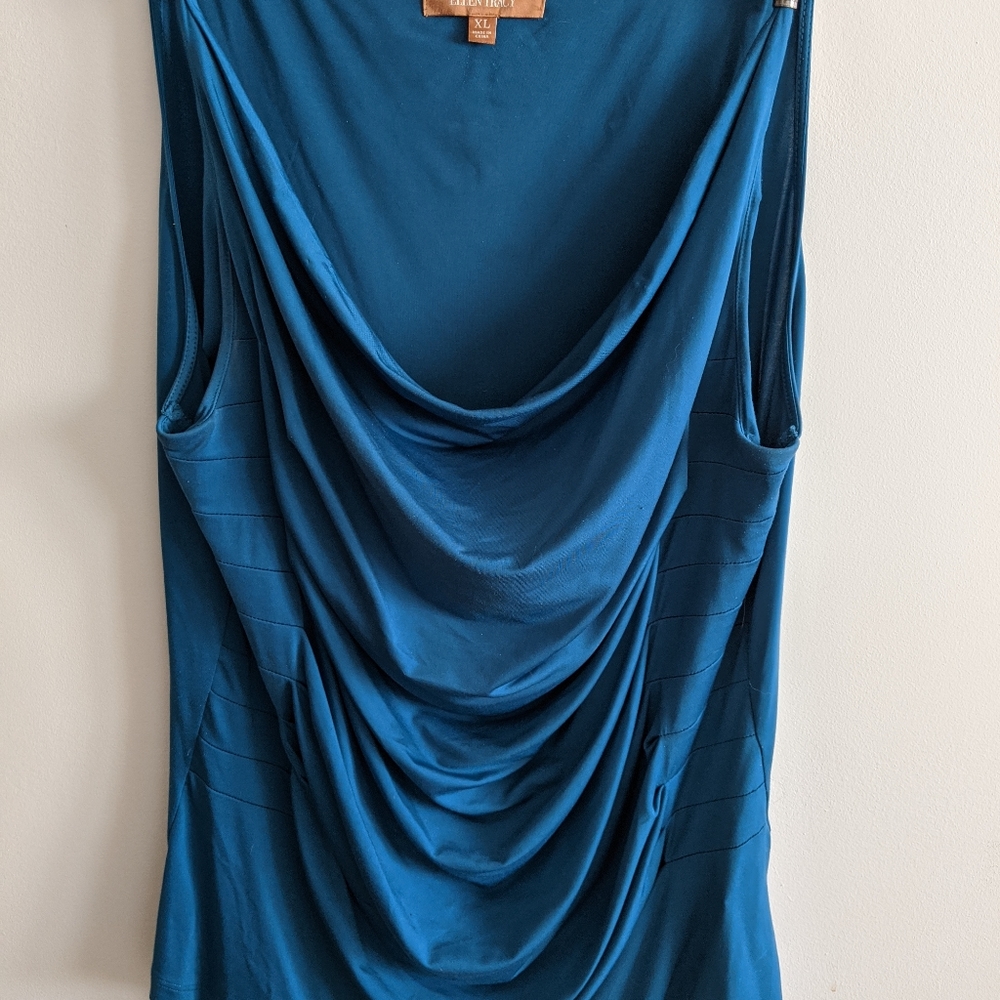 sleeveless blouse.